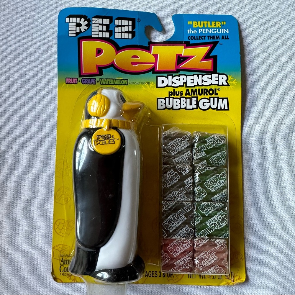 1998 PEZ PETZ “BUTLER” THE PENGUIN DISPENSER PLUS AMURAL BUBBLE GUM